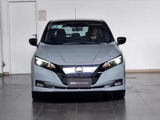 Foto de um nissan leaf 2023 aut. 100% elétrico.