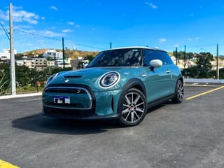 Foto de um mini cooper s multi one edition eletrico.