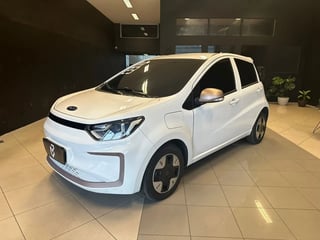 Foto de um jac e-js1 2023 elétrico automático.