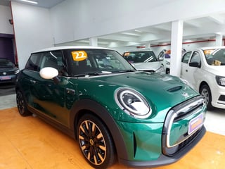 Foto de um mini cooper se exclusive 3p elétrico abaiixo da fipe.