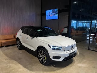 Foto de um volvo xc40 t8 pure electric recharge.