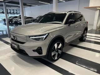 Foto de um volvo xc40 p8 recharge twin eeletric ultimate awd.