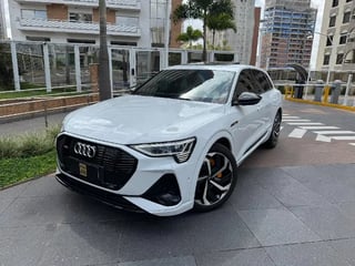 Foto de um audi e-tron perf. black 2022.