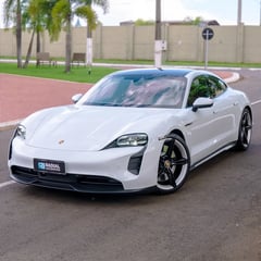 Foto de um porsche taycan 4s (elétrico).