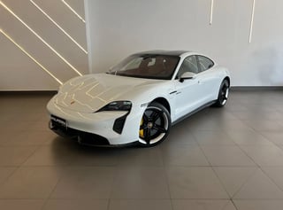 Foto de um porsche taycan turbo s elétrico.