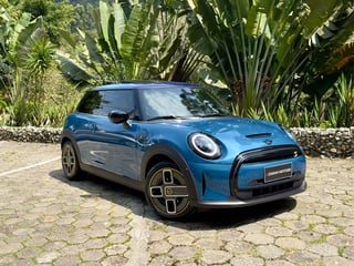 Foto de um mini cooper multitone edition.