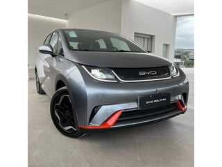 Foto de um byd dolphin 2024 44,9 kw elétrico.