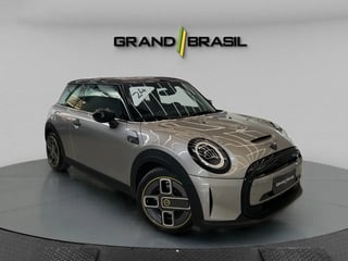 Foto de um mini cooper se top 3p (elétrico).