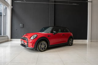 Foto de um mini cooper se top 3p (elétrico).