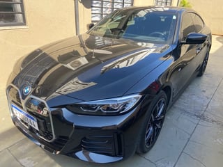 Foto de um bmw i4 i-4 40m 2023 8000 kms abaixo da tabela.