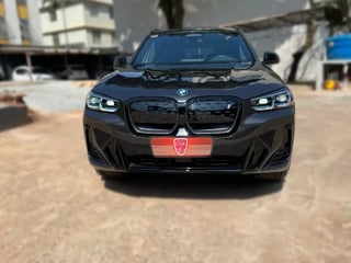 Foto de um bmw ix 3.