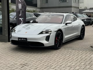 Foto de um porsche taycan gts (elétrico)  (elétrico).