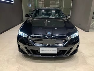 Foto de um bmw i5 elétrico xdrive60 m sport.