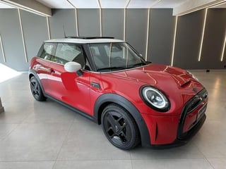 Foto de um mini cooper se top elétrico 2022.