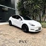 Foto de um tesla model y.