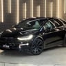 Foto de um tesla model x.