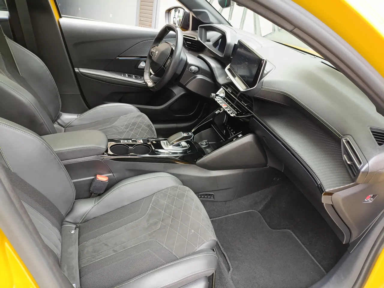 Peugeot E-208 - Imagem 8