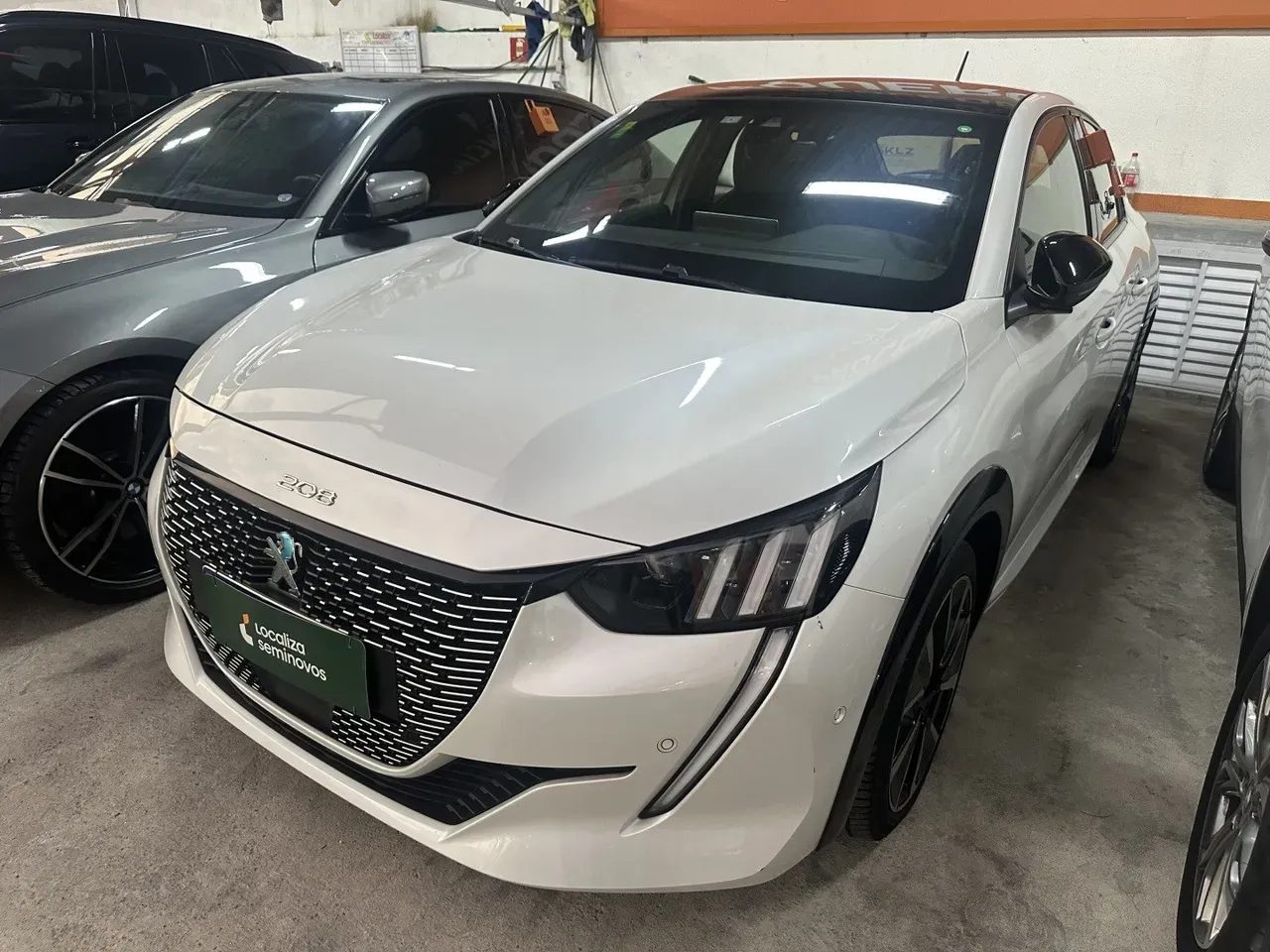 Peugeot E-208