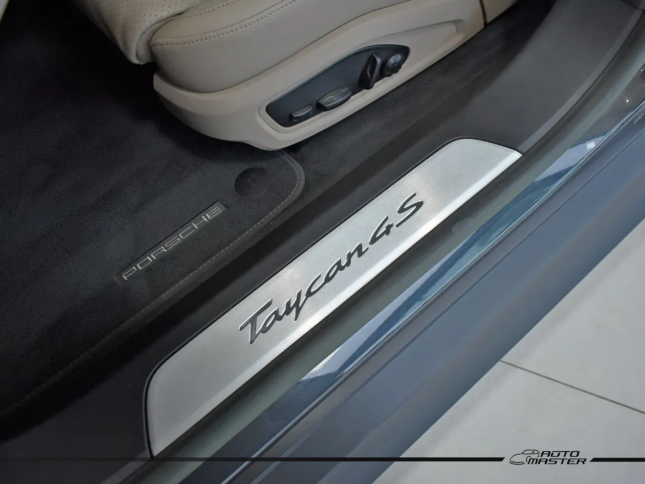 Porsche Taycan - Miniatura 17