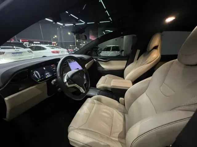 Tesla Model X - Miniatura 10