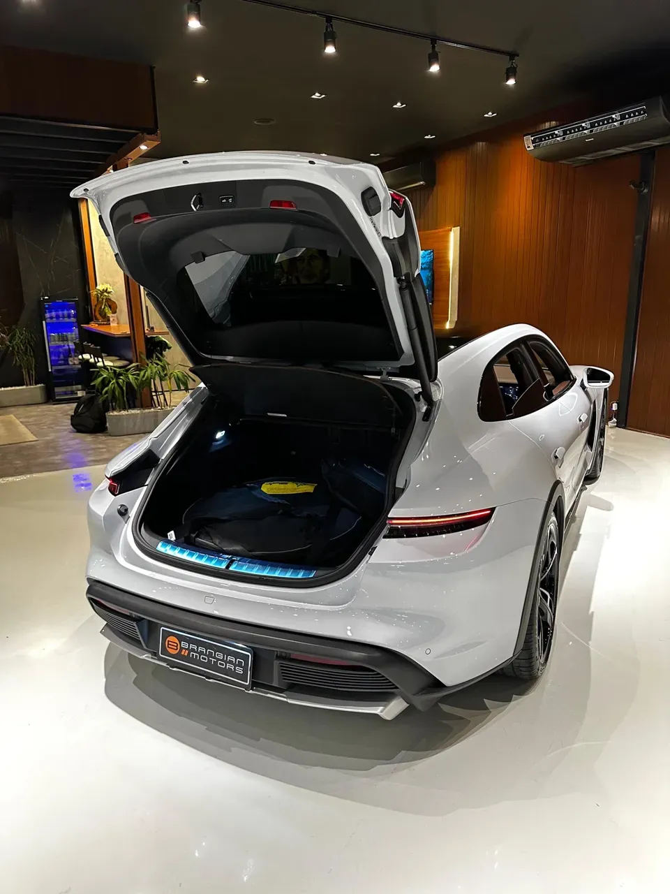 Porsche Taycan - Miniatura 10