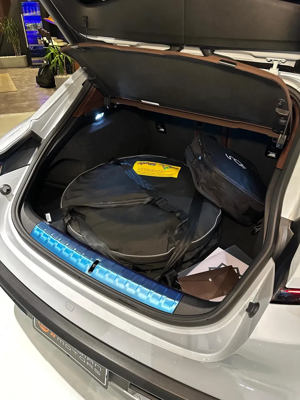 Porsche Taycan - Miniatura 11