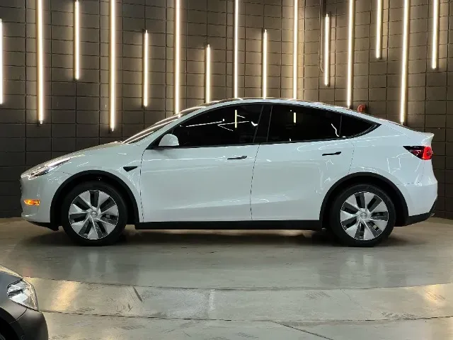 Tesla Model Y - Miniatura 3