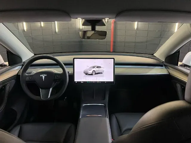 Tesla Model Y - Miniatura 9