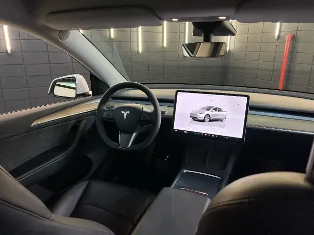 Tesla Model Y - Miniatura 10