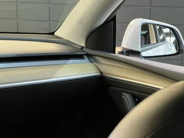 Tesla Model Y - Miniatura 13