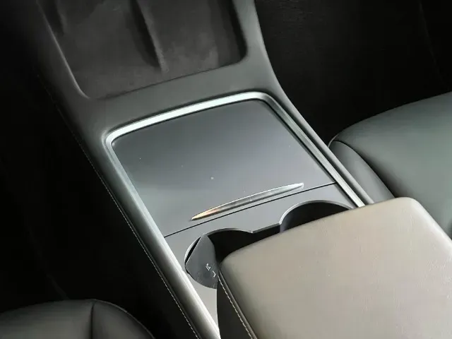 Tesla Model Y - Miniatura 14