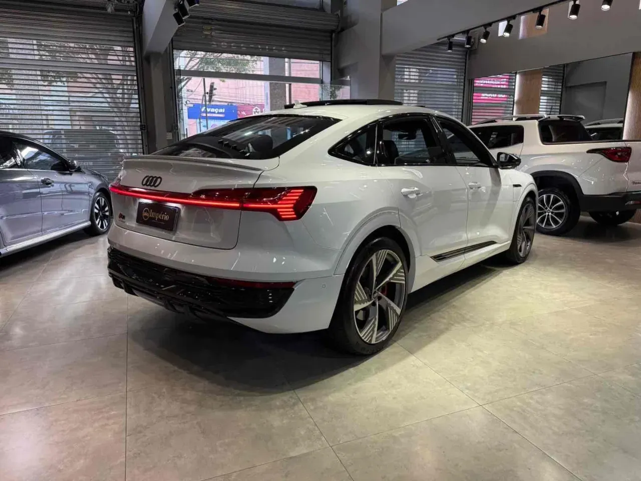 Audi Q8 Sportback E-tron - Miniatura 4
