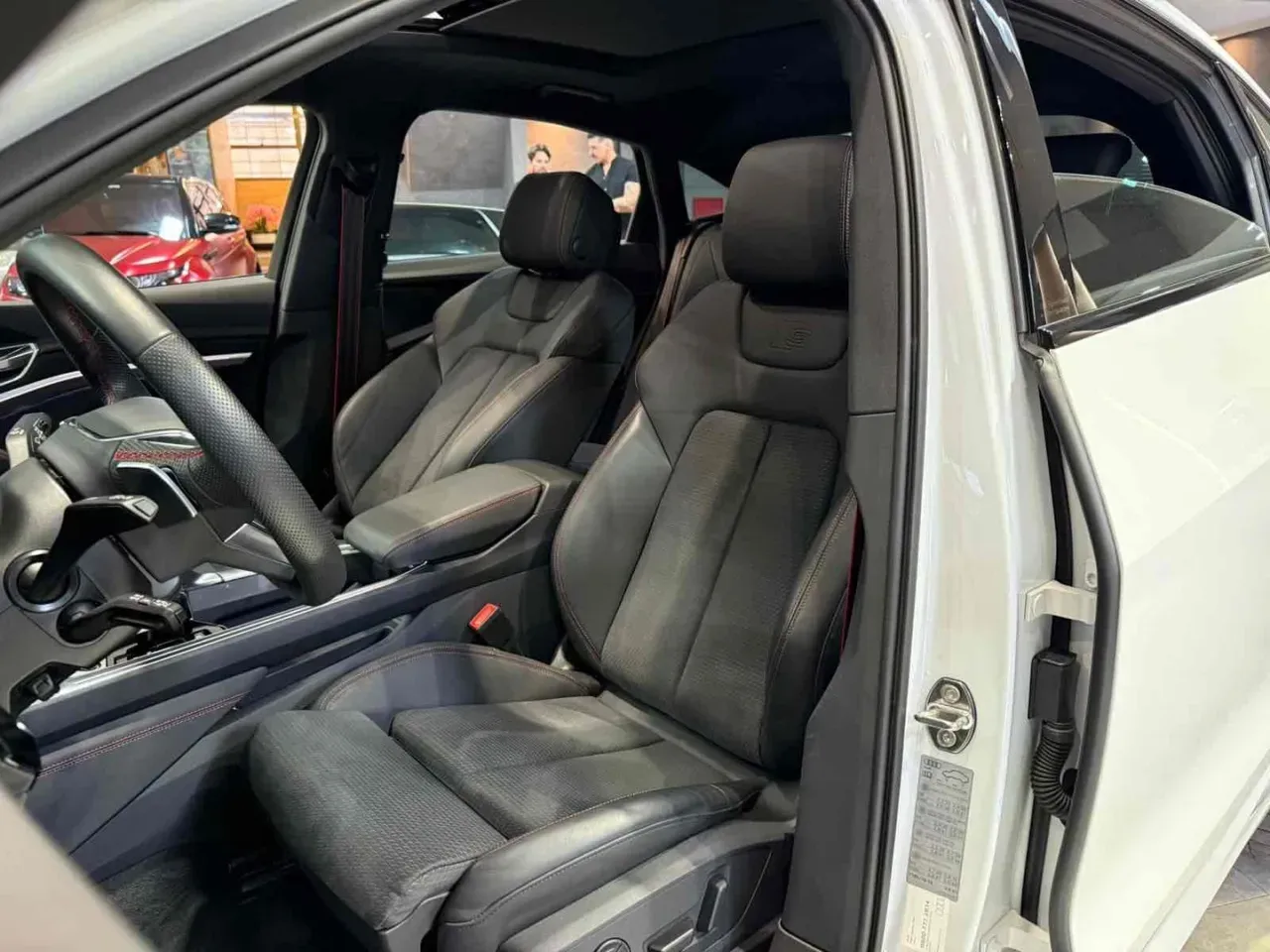Audi Q8 Sportback E-tron - Miniatura 8
