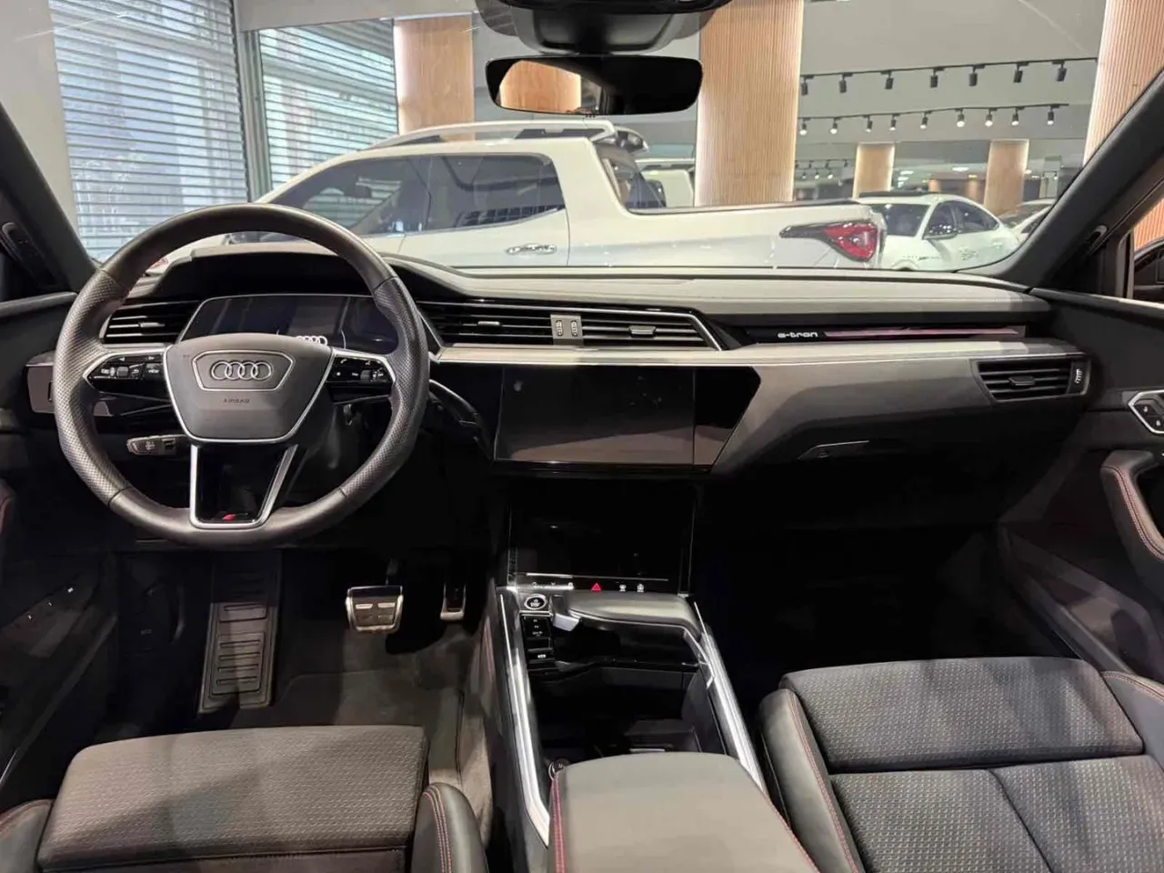 Audi Q8 Sportback E-tron - Miniatura 10