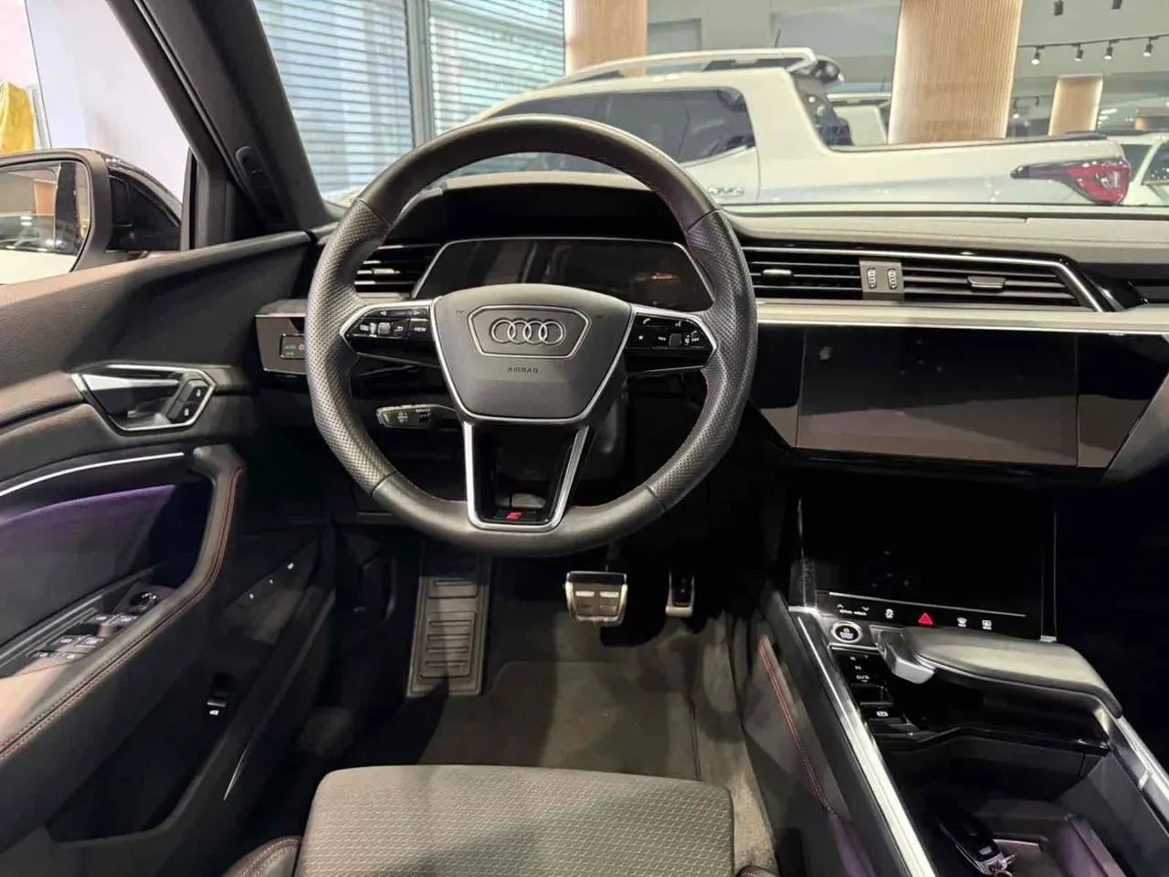 Audi Q8 Sportback E-tron - Miniatura 11