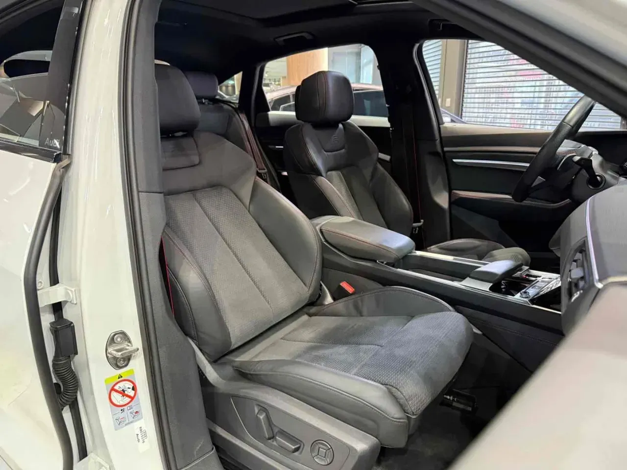 Audi Q8 Sportback E-tron - Miniatura 12