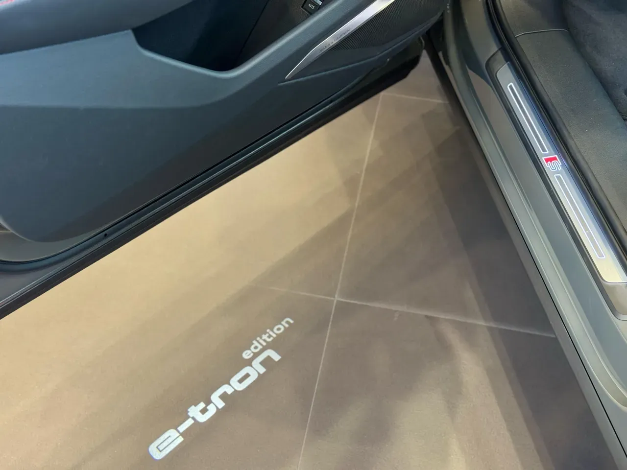Audi Q8 E-tron - Miniatura 12