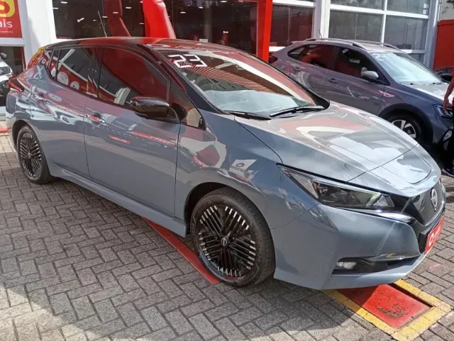 Foto de um nissan leaf