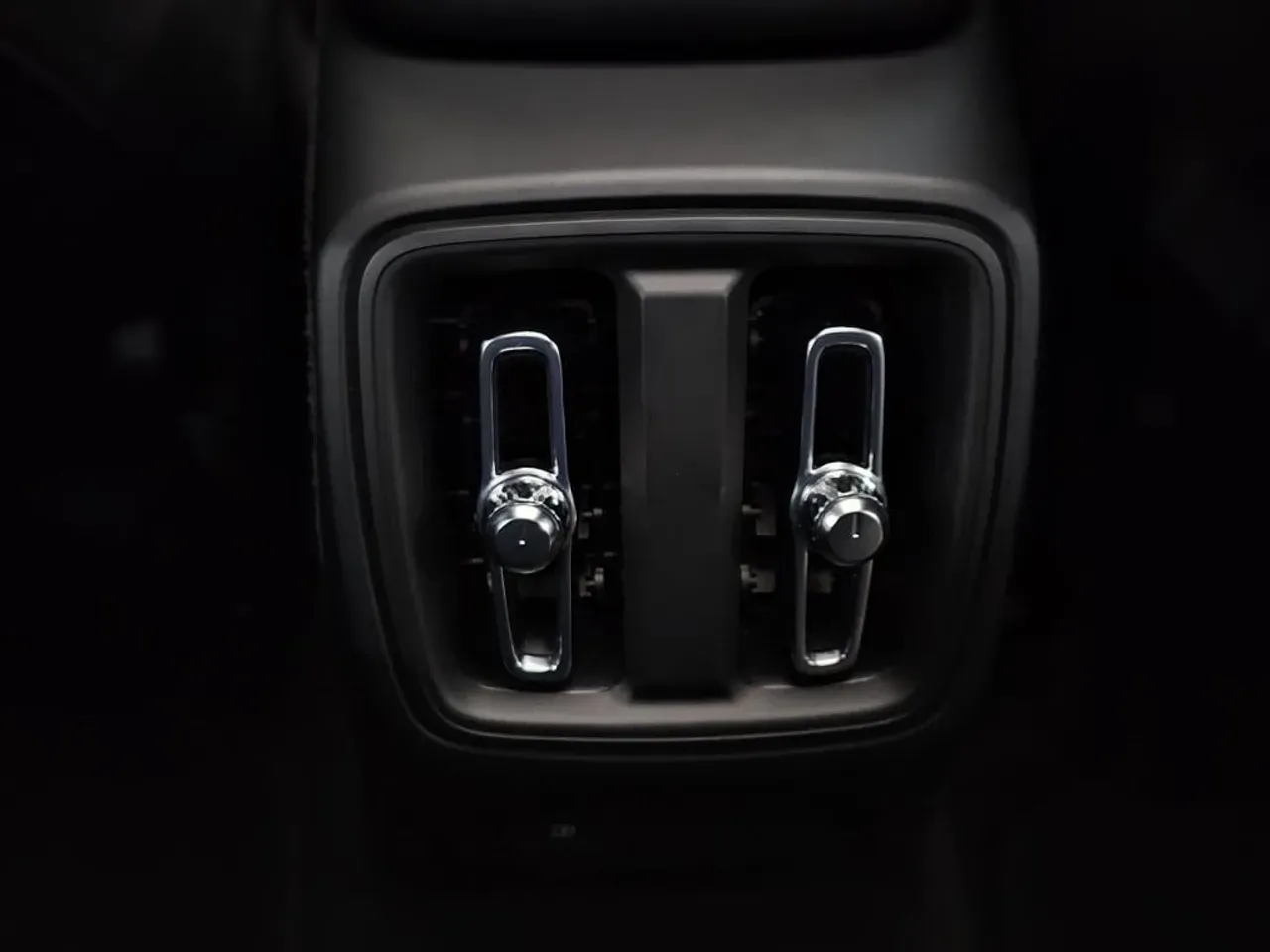 Volvo XC40 Recharge - Miniatura 17