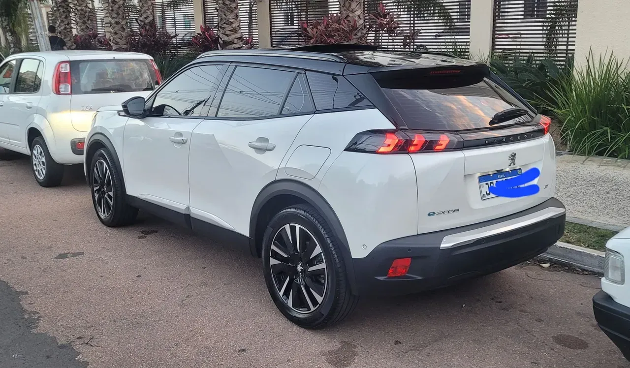 Peugeot E-2008