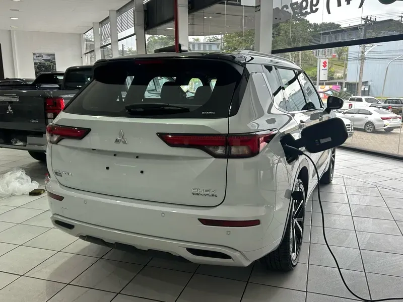 Mitsubishi Outlander Plug-in Hybrid - Imagem 3