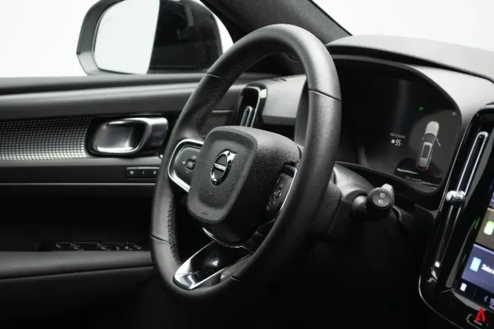 Volvo XC40 Recharge - Imagem 12