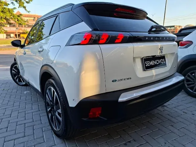 Peugeot E-2008 - Imagem 10