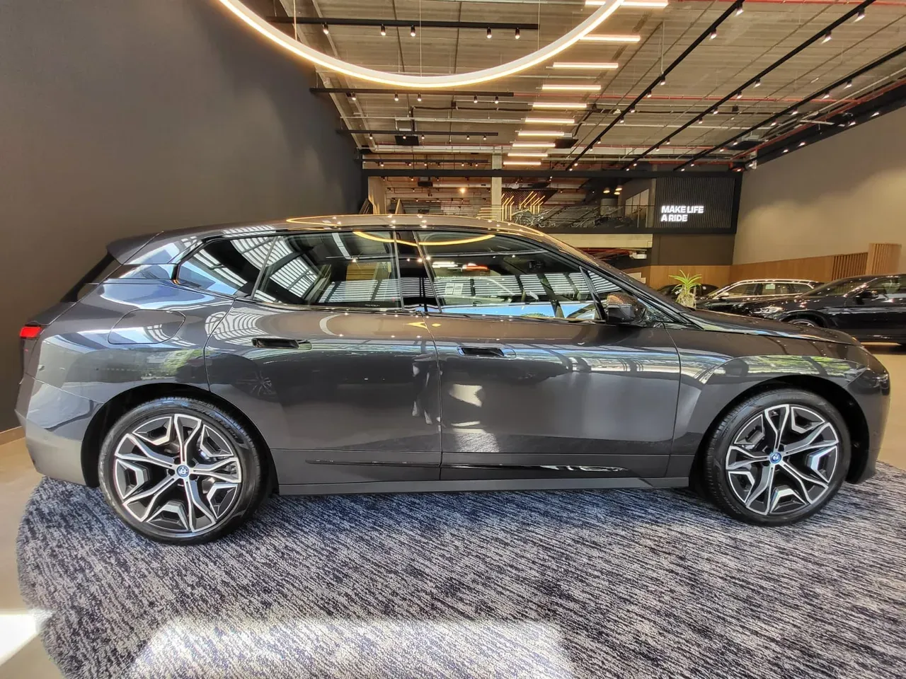 BMW Ix - Imagem 2