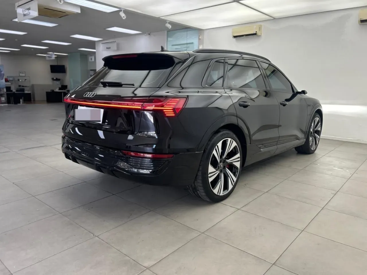 Audi Q8 Sportback E-tron - Imagem 10