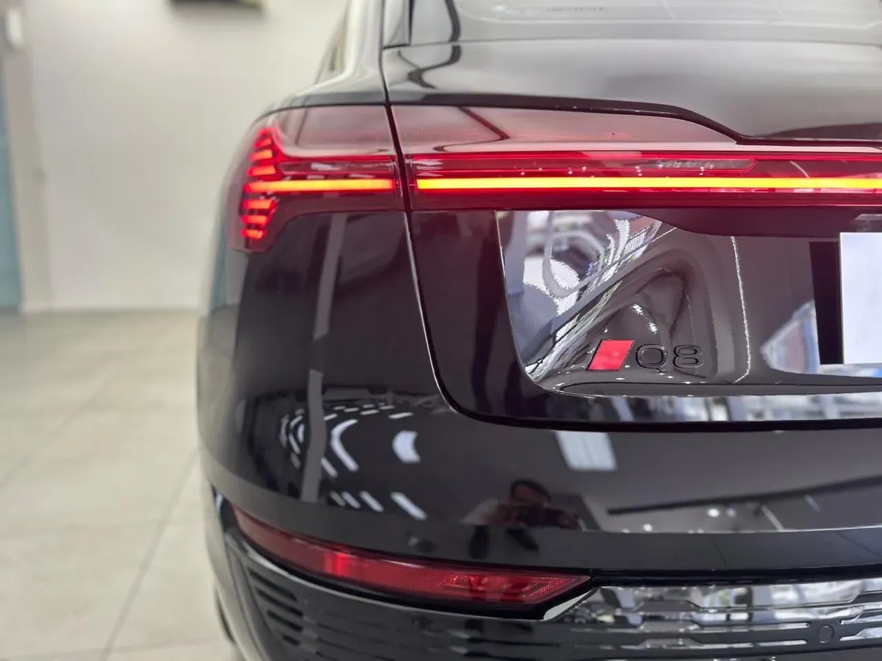 Audi Q8 Sportback E-tron - Imagem 12