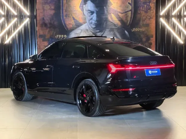 Audi Q8 Sportback E-tron - Imagem 7