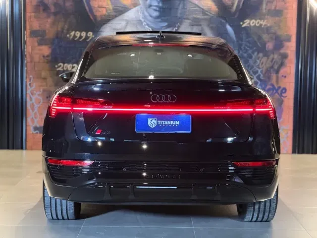Audi Q8 Sportback E-tron - Imagem 9