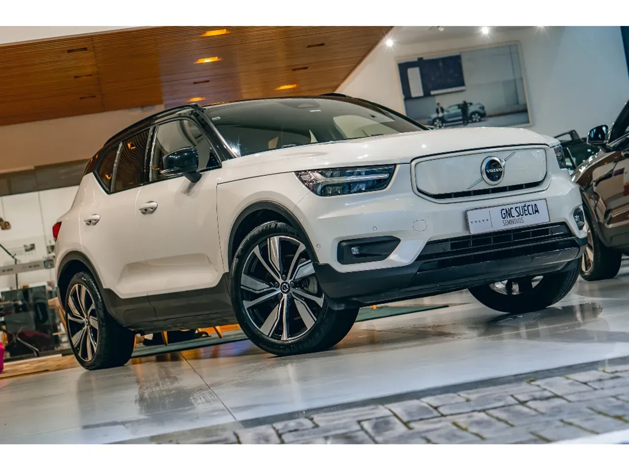 Volvo XC40 Recharge - Imagem 2