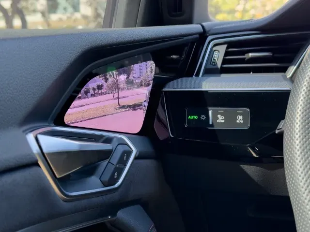 Audi Q8 Sportback E-tron - Imagem 13